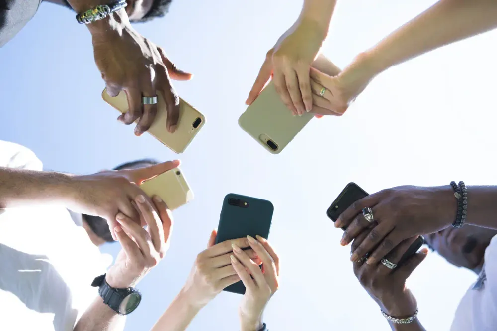 users searching for social media groups on their smart phones